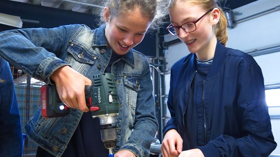 Mädchen schnuppern in technische Ausbildungsberufe bei Caverion